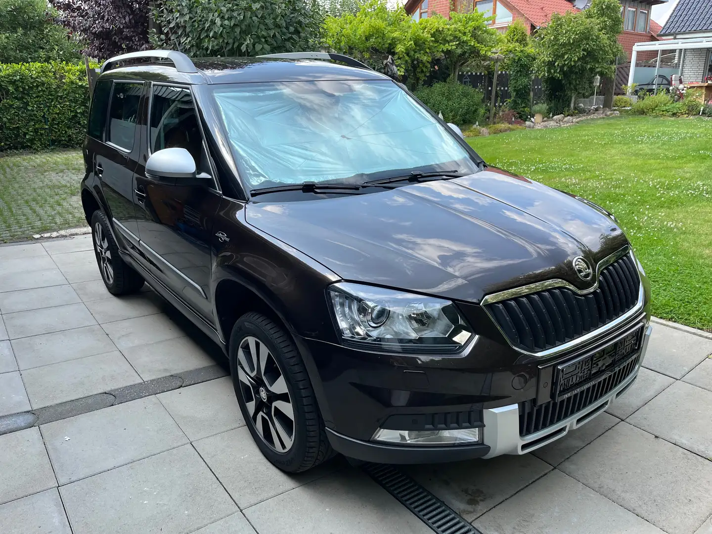 Skoda Yeti Yeti 1.4 TSI 4x4 DSG Drive Braun - 2