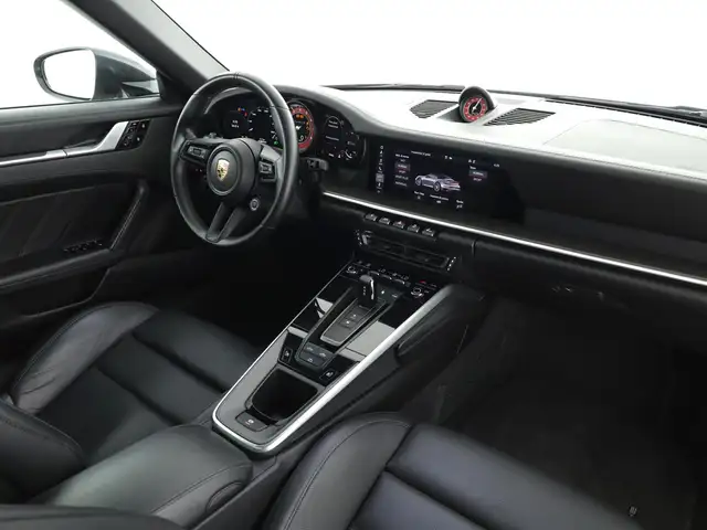 Porsche 911 view 8