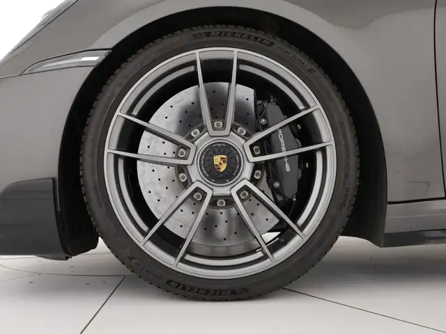 Porsche 911 view 7