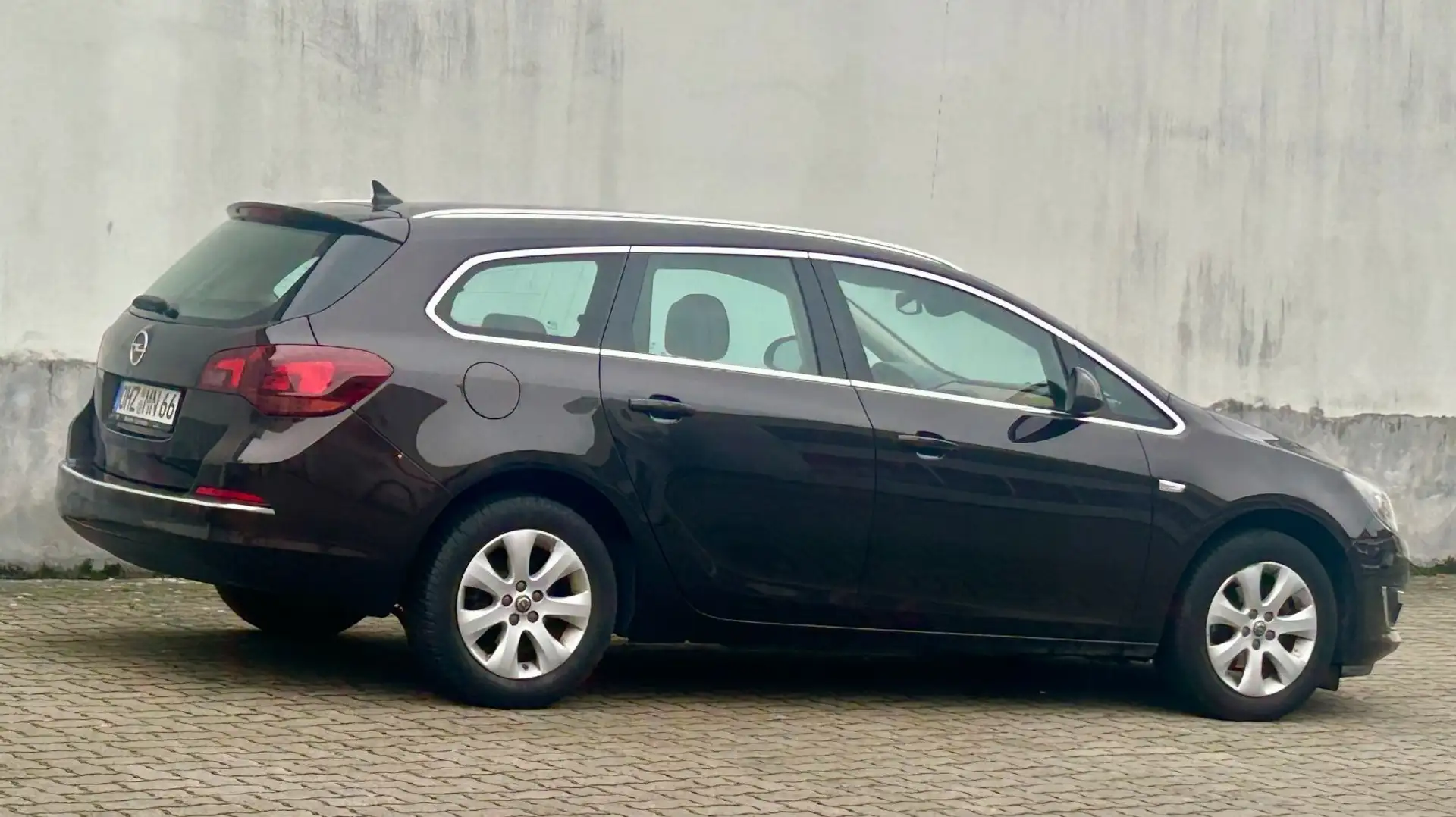 Opel Astra J 1,6 ST Exklusiv GPS-Navi Klima Alu Xenon Braun - 2