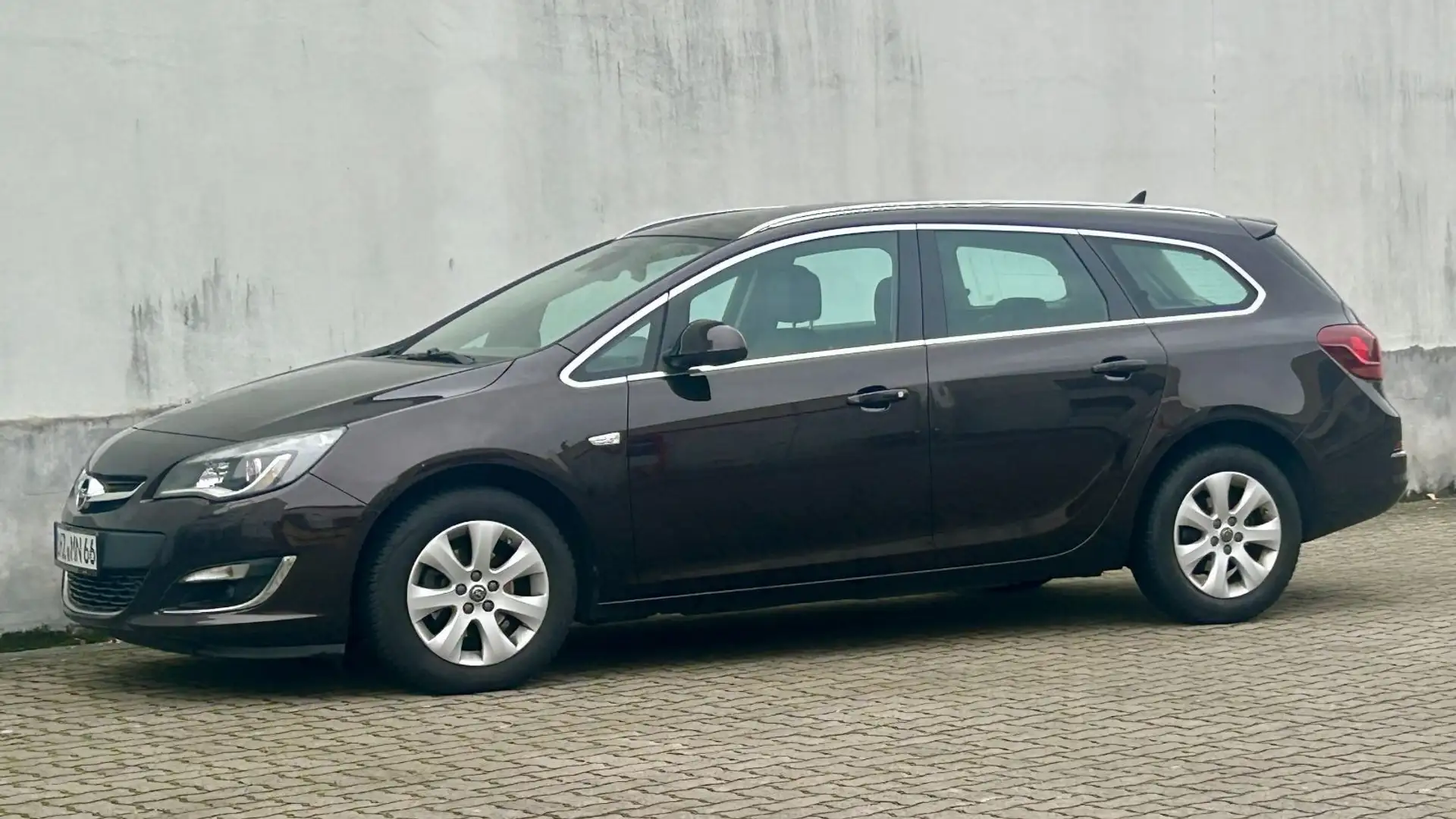 Opel Astra J 1,6 ST Exklusiv GPS-Navi Klima Alu Xenon Braun - 1