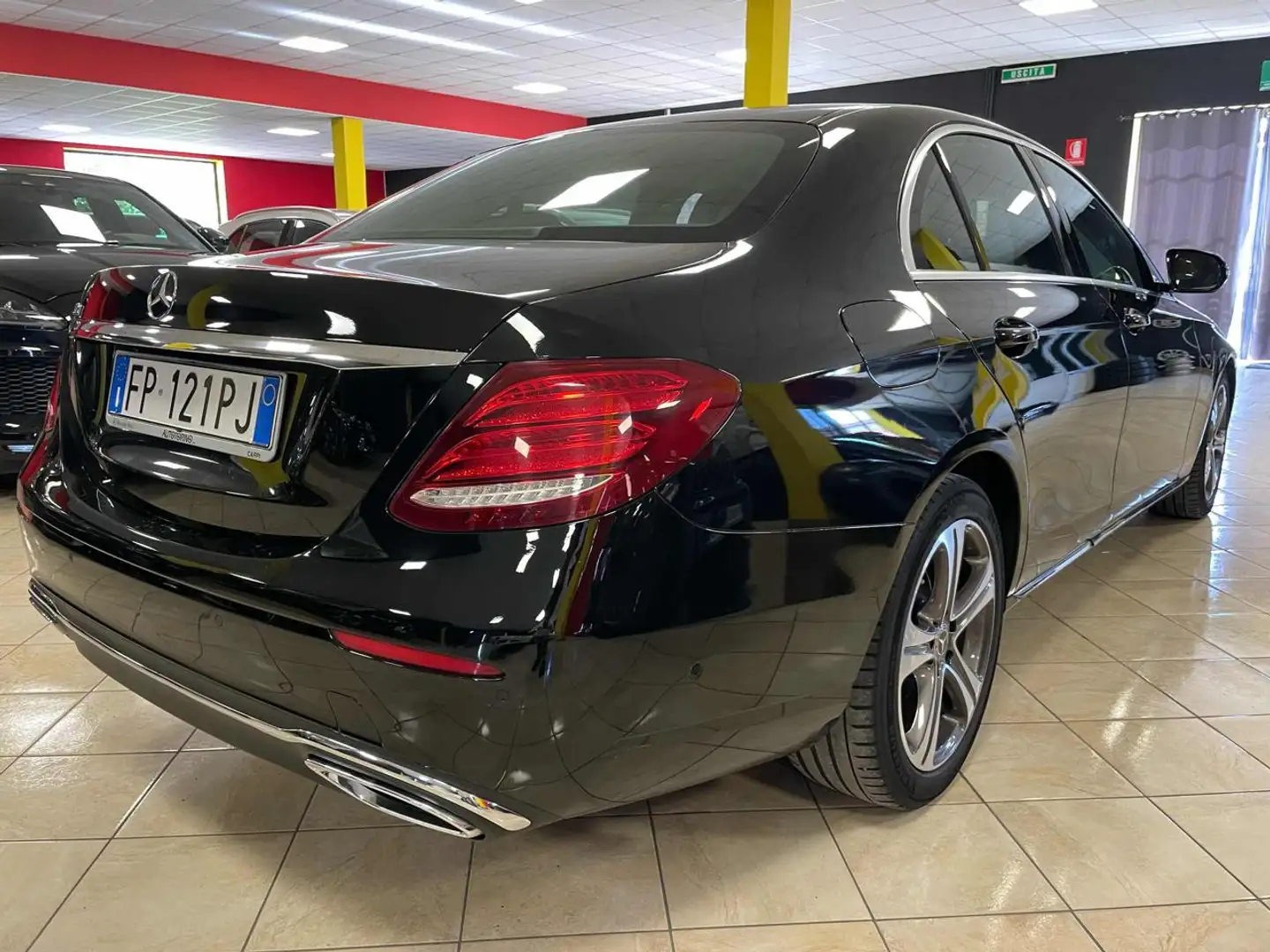 Mercedes-Benz E 220 d Auto *pelle/navi/led/pdc/telec/luci int* Nero - 2