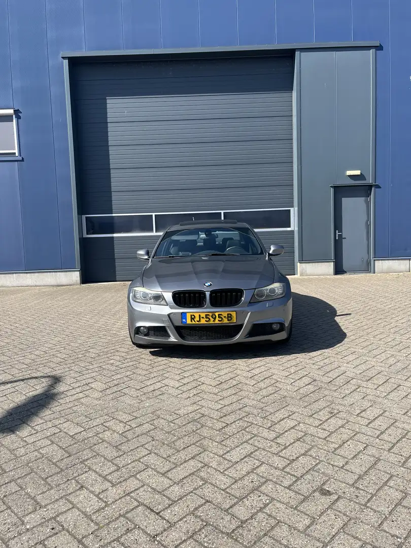 BMW 330 BMW 3-Serie 2.0 I 318 E90 2010 Grijs - M pakket Gri - 2