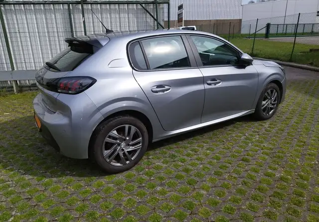 Peugeot 208 view 4