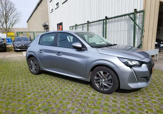 Peugeot 208 view 3