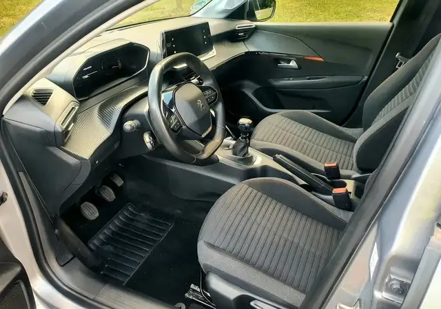 Peugeot 208 view 6