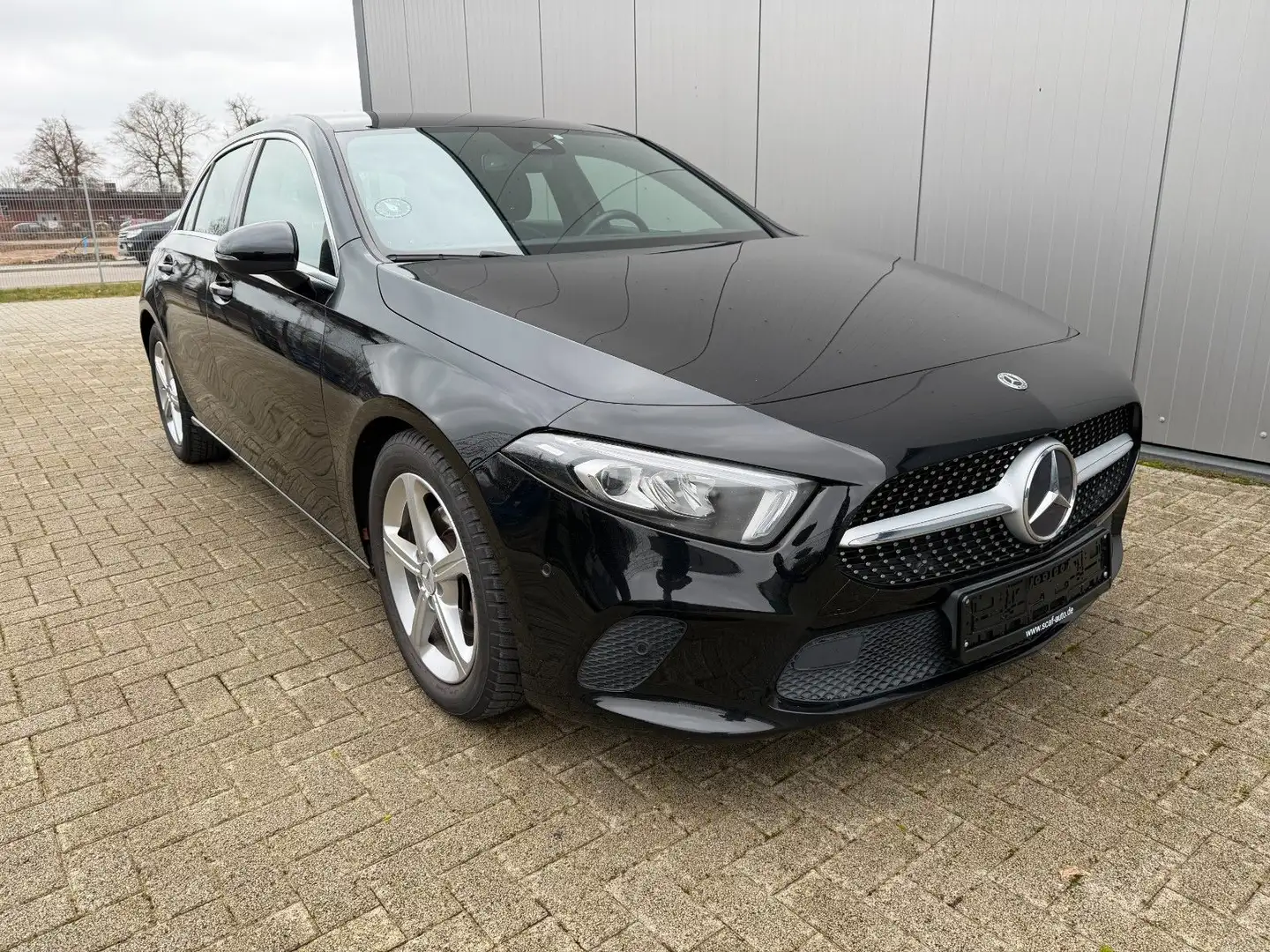 Mercedes-Benz A 200 d LED/KAMERA/NAVI/8-FACH BEREIFT Schwarz - 2