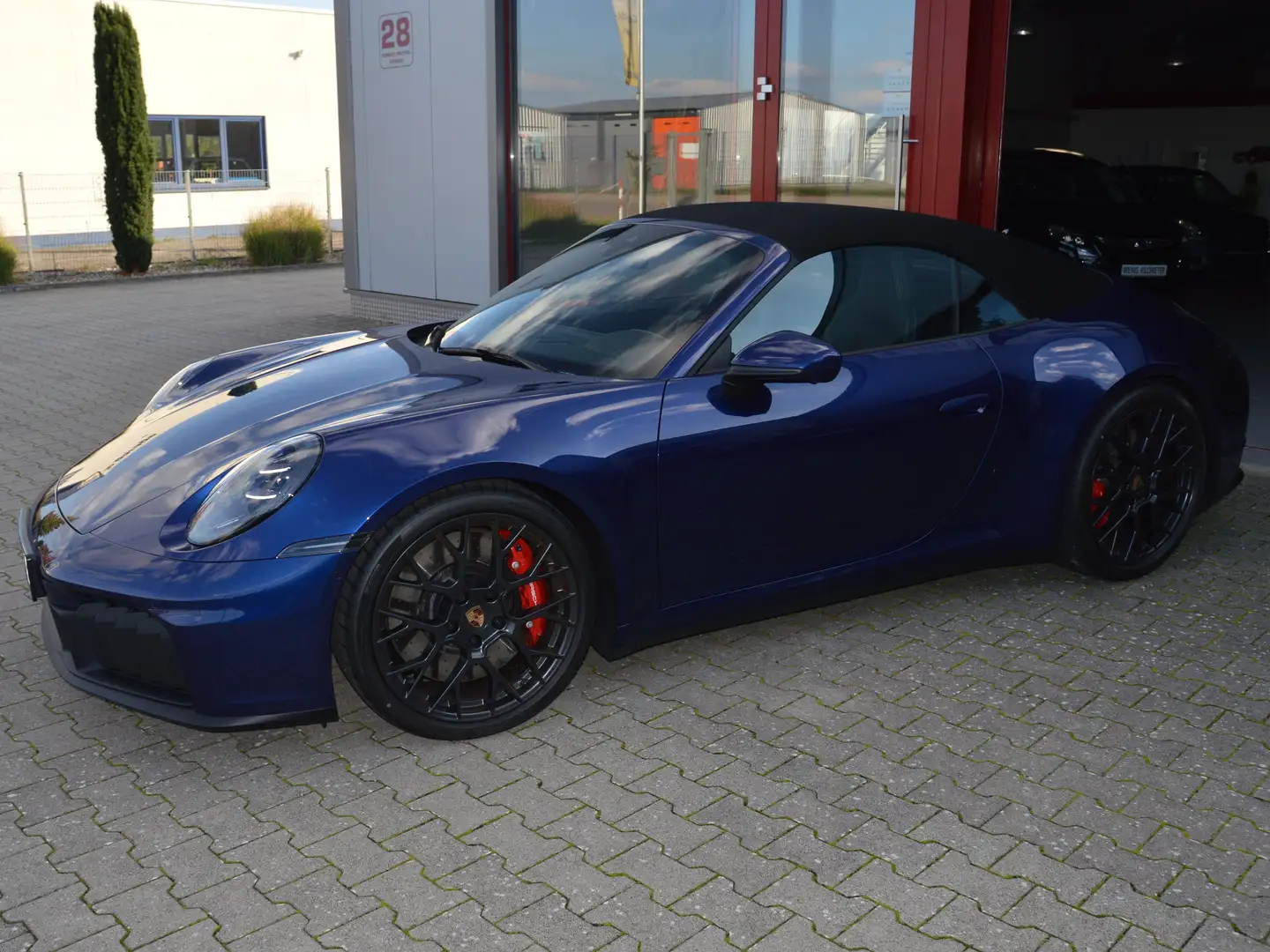 Porsche 992 Carrera GTS Cabriolet, 1. Hd, BOSE/LIFT/MATRIX/21" Blau - 2