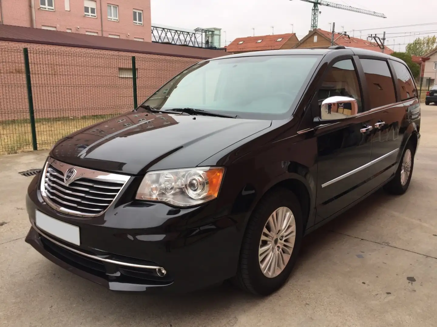 Lancia Voyager 2.8CRD Platinum 177 Aut. Negro - 1