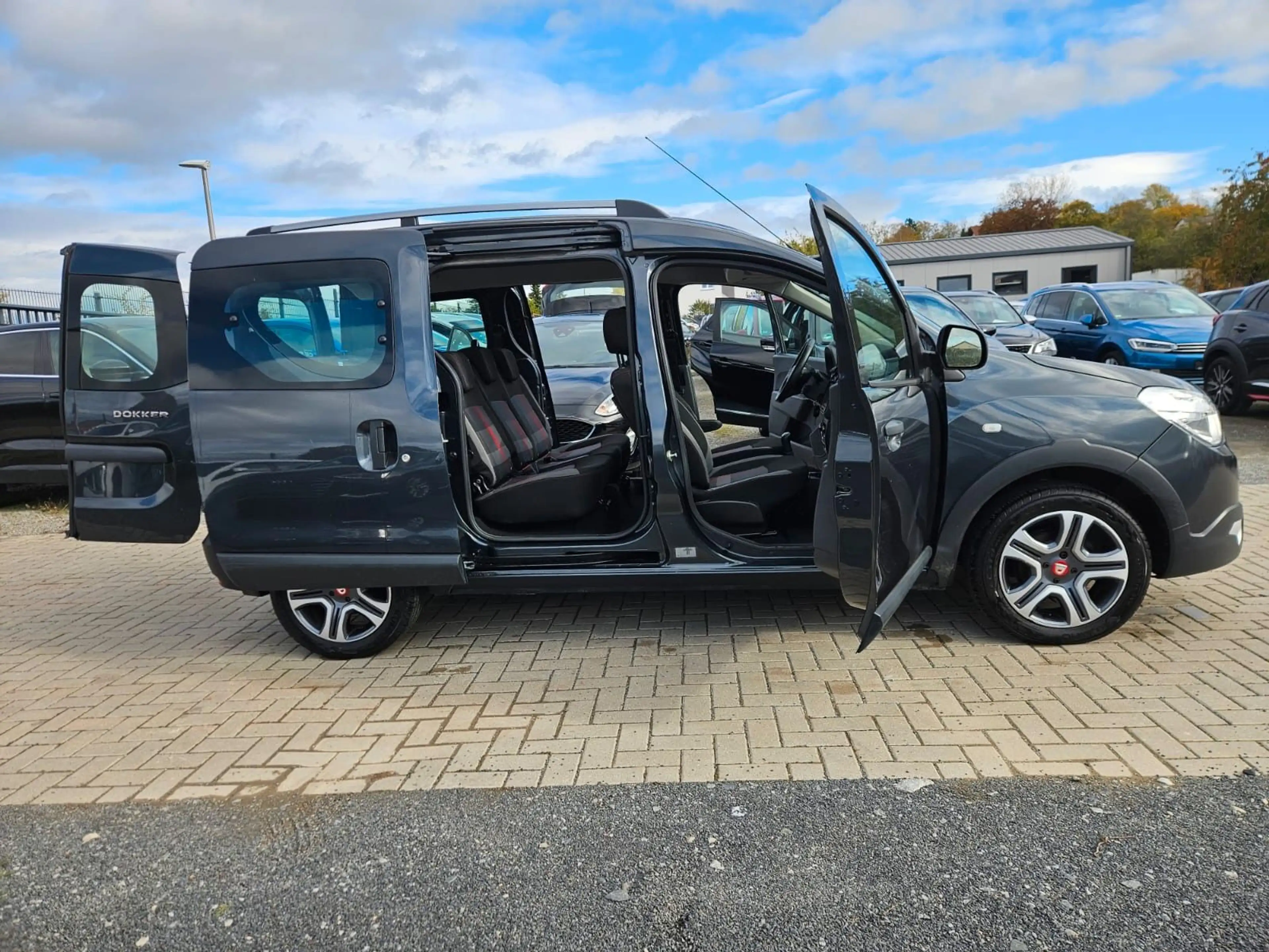 Dacia Lodgy 1.6 SCe 100 Stepway — photo 12