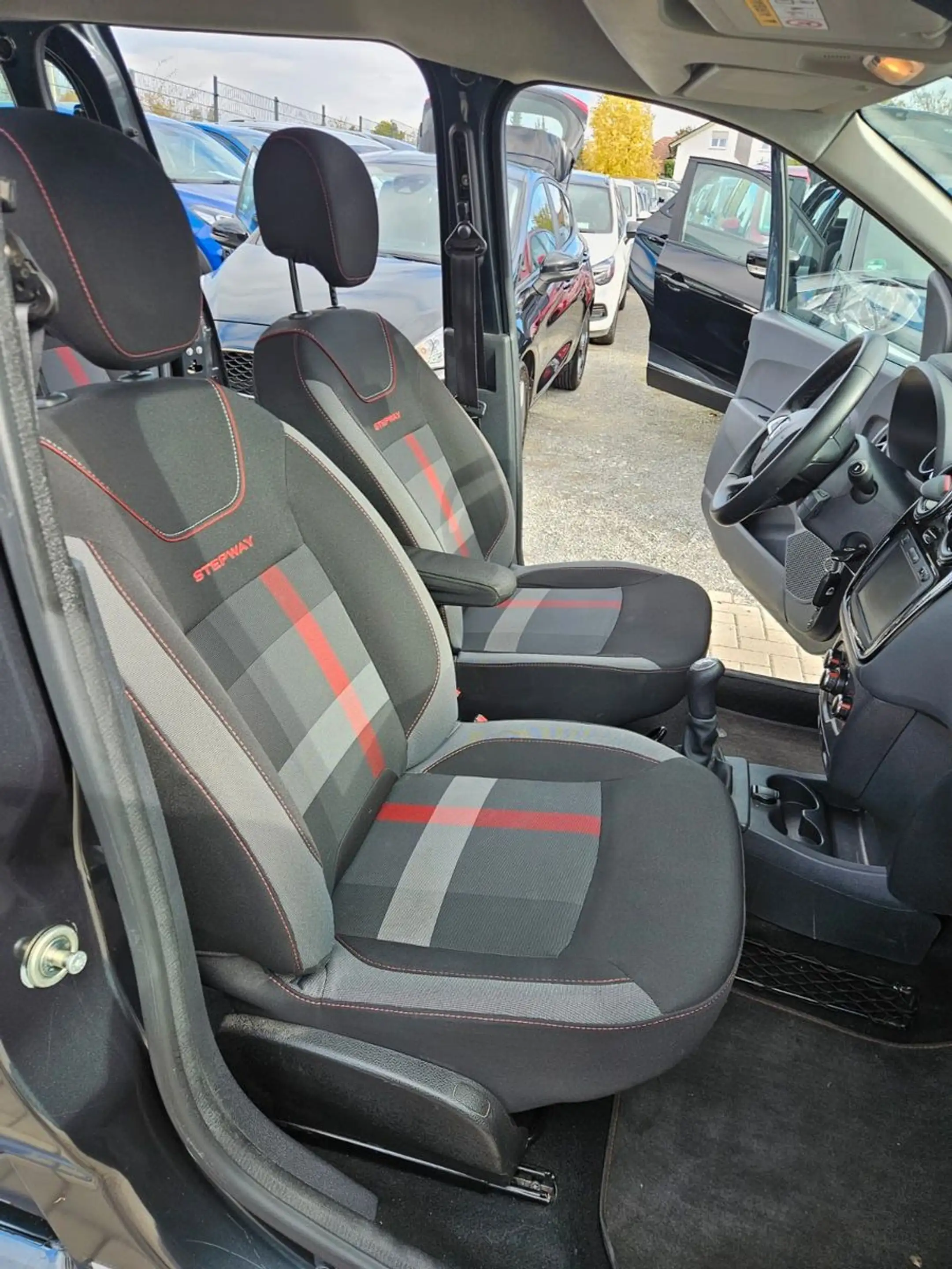 Dacia Lodgy 1.6 SCe 100 Stepway — photo 11