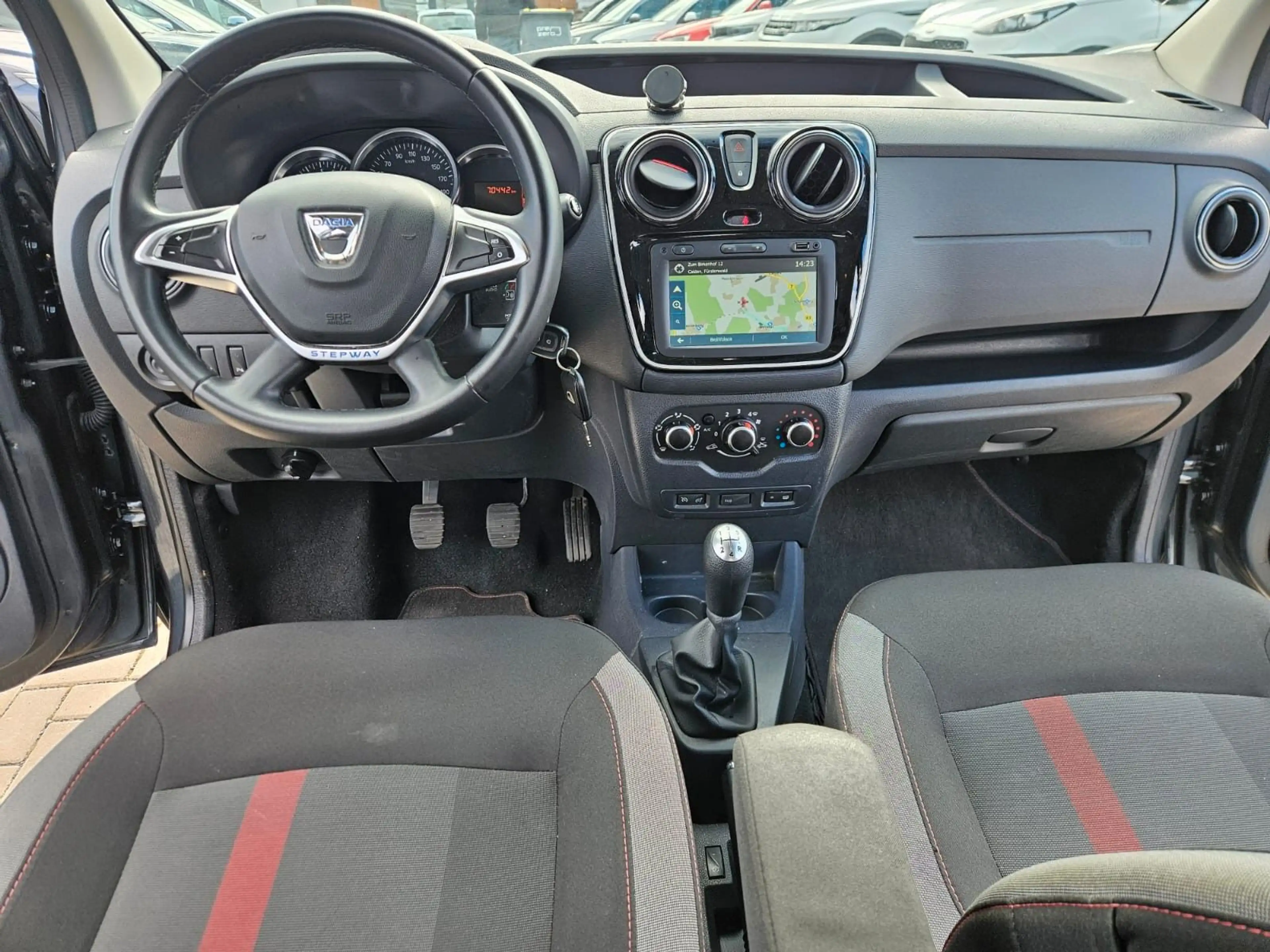 Dacia Lodgy 1.6 SCe 100 Stepway — photo 15
