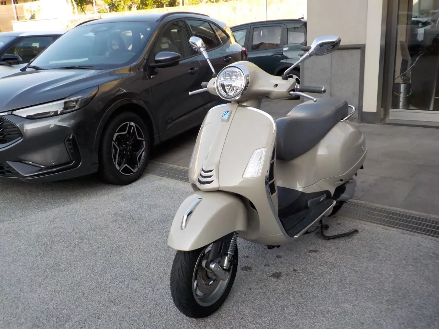 Vespa GTS 300 HPE - Anno 2023 Beige - 2