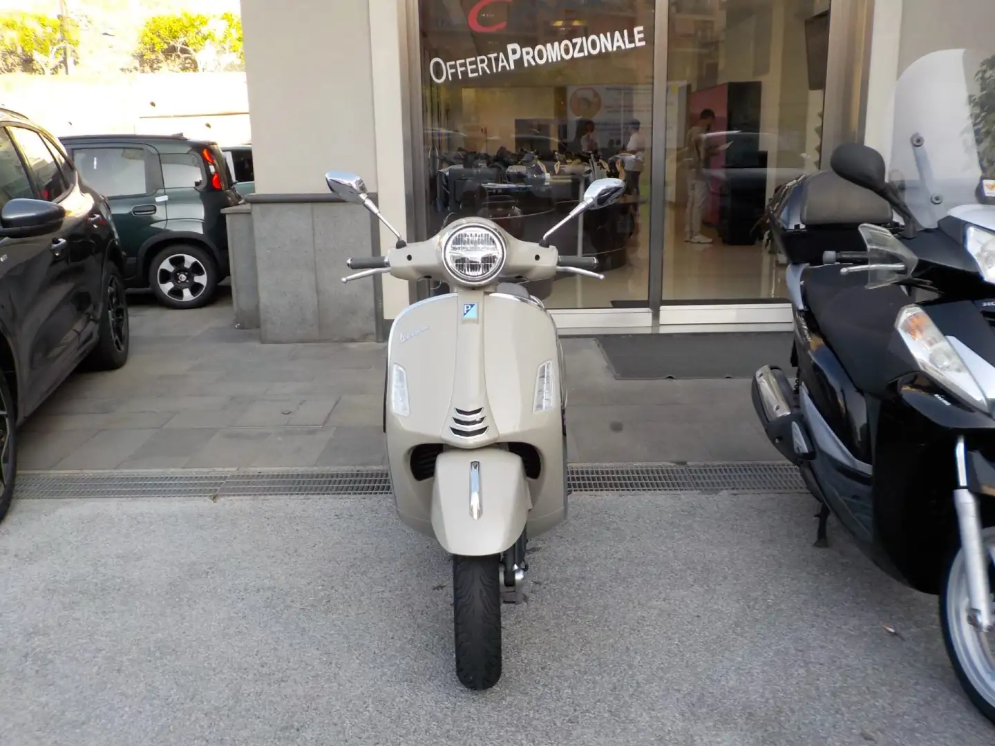 Vespa GTS 300 HPE - Anno 2023 Beige - 1