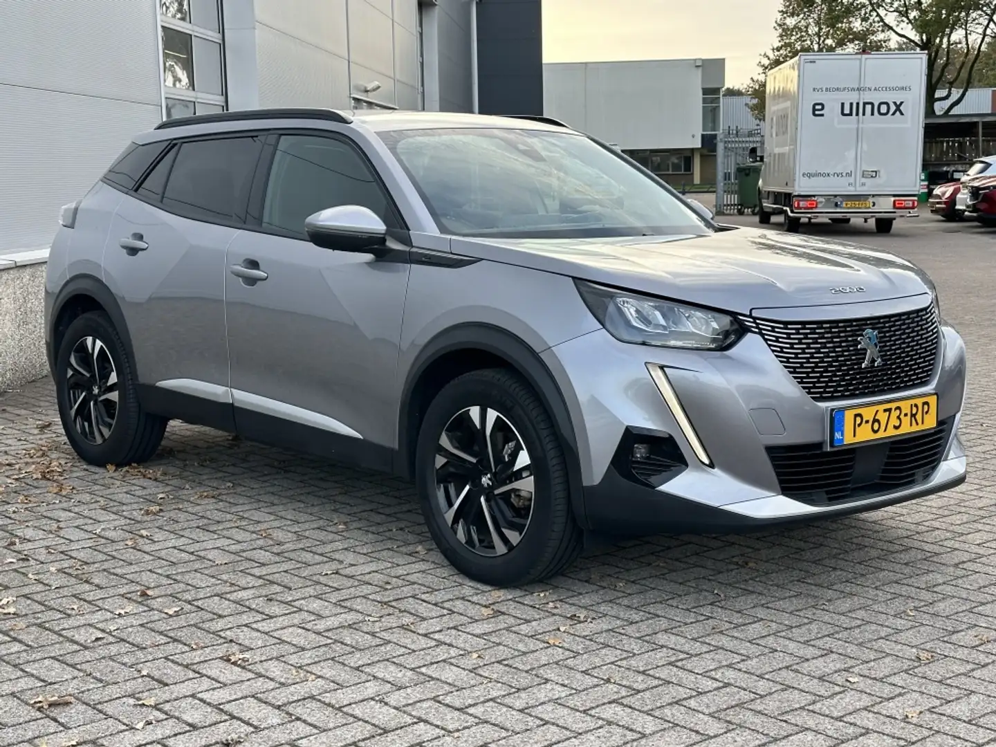 Peugeot e-2008 EV Allure Pack 50 kWh | Trekhaak | Carplay | Grijs - 2