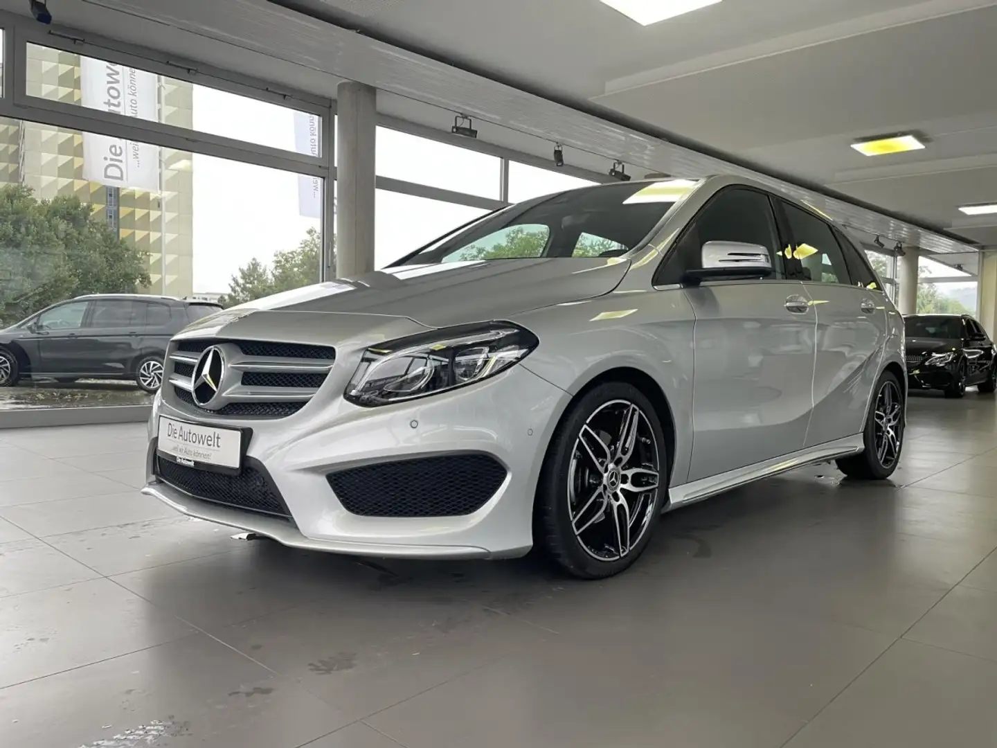 Mercedes-Benz B 180 AMG-LINE NAVI LED GRA GBA Klima Navi Silber - 2