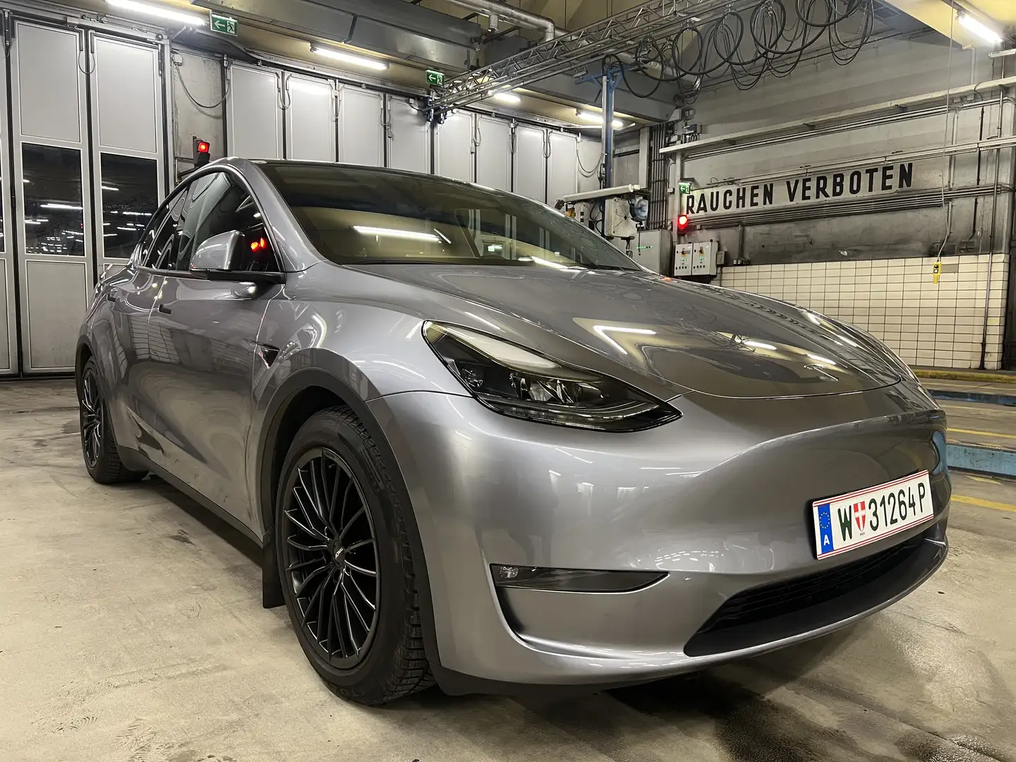 Tesla Model Y AWD 79kWh Performance Grau - 1