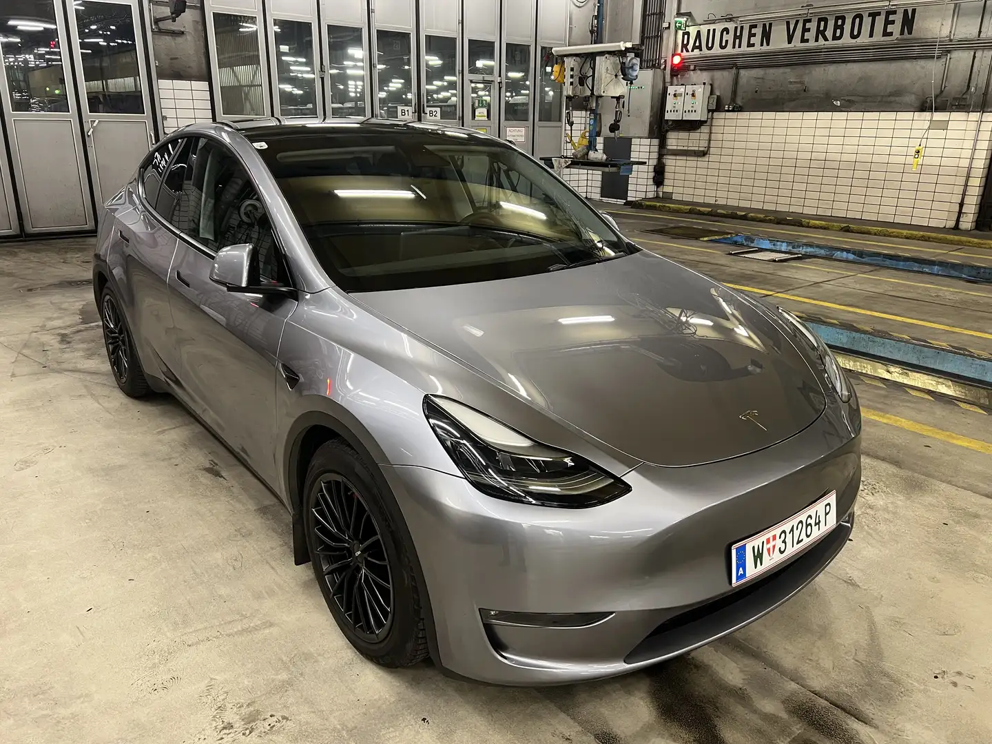 Tesla Model Y AWD 79kWh Performance Grau - 2