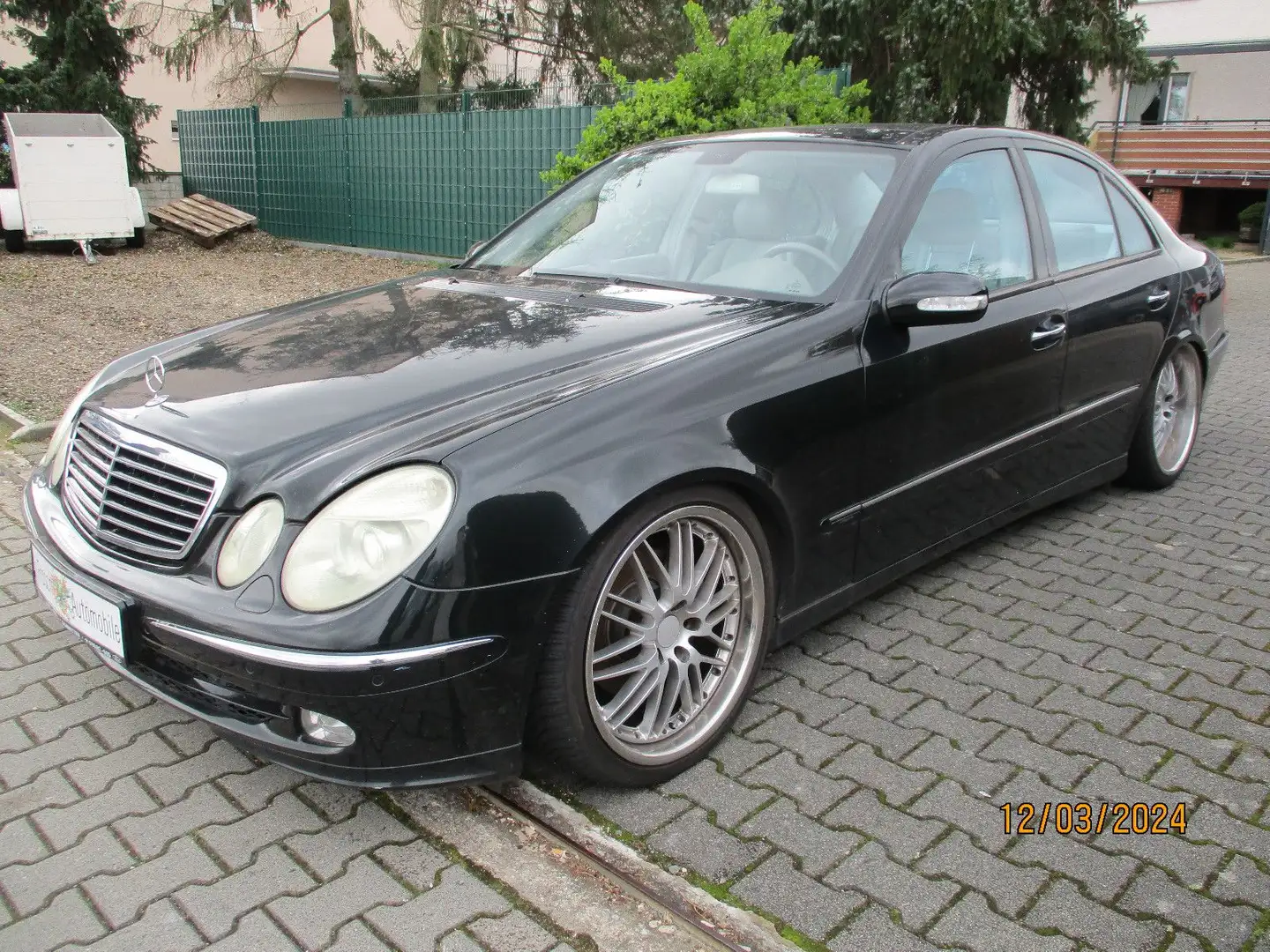 Mercedes-Benz E 320 *Panorama*Leder*Luftfahrwerk*19" Alu*voll Black - 2