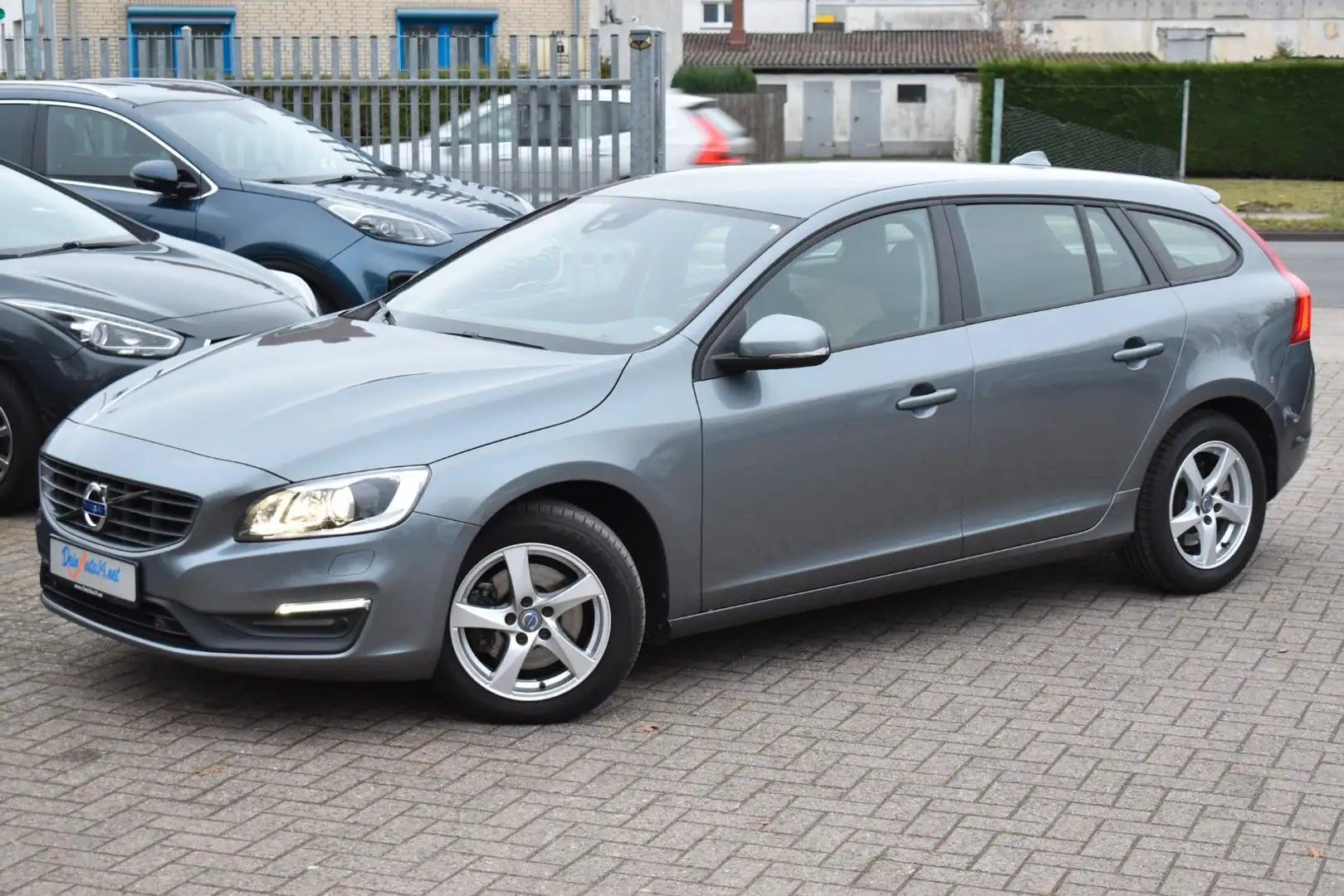 Volvo V60 Kombi Linje Business 2.Hand|Bi-Xenon|Navi|BT Grau - 1