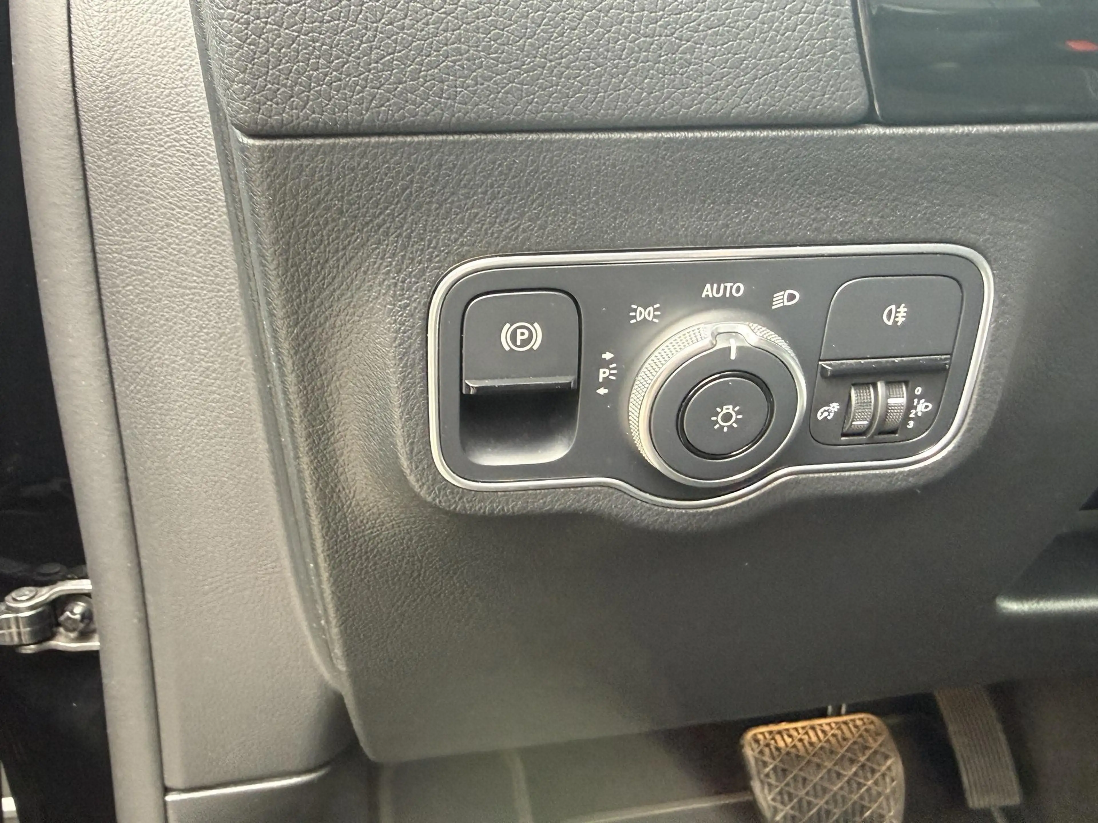 Mercedes-Benz GLA 250 e "Progressive" DCT-Pano-Navi-Klimaauto.-GRA-MF... — photo 18