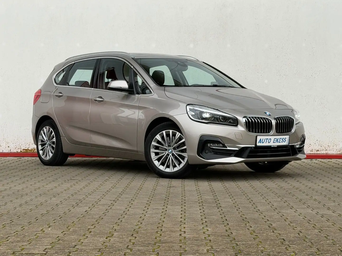 BMW 225 i xDrive Active Tourer Luxury Line ACC*HuD* Silber - 1