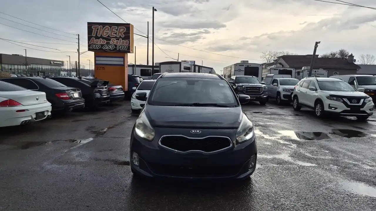 Kia Rondo снимка Kia Rondo
