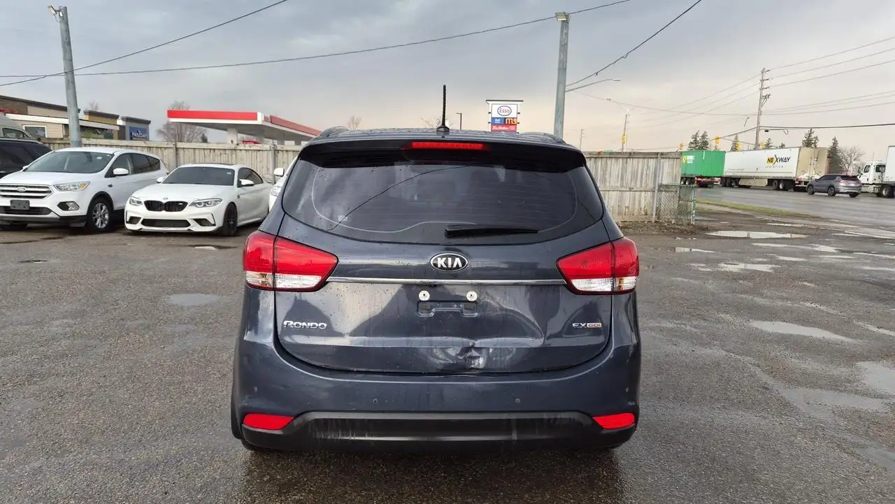 Kia Rondo снимка Kia Rondo