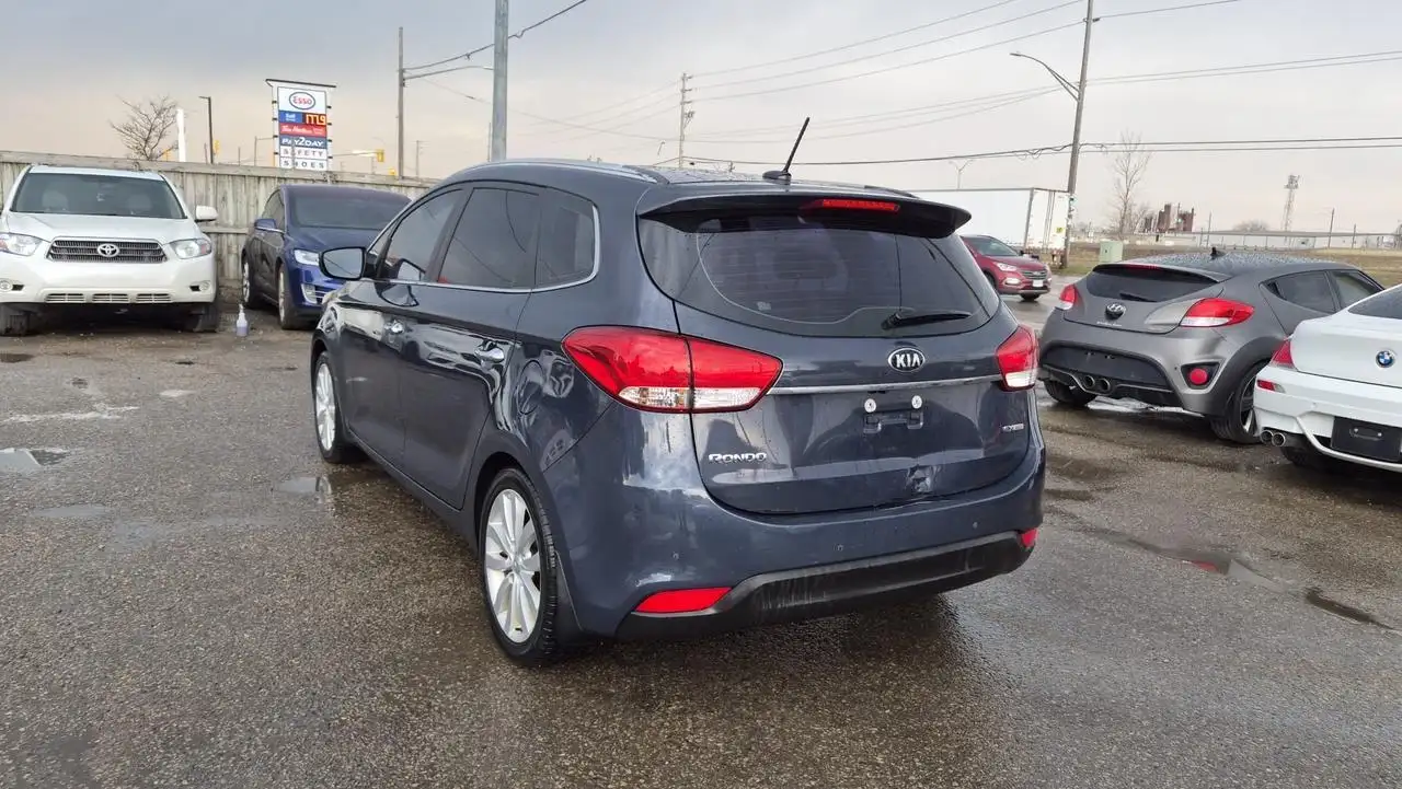 Kia Rondo снимка Kia Rondo