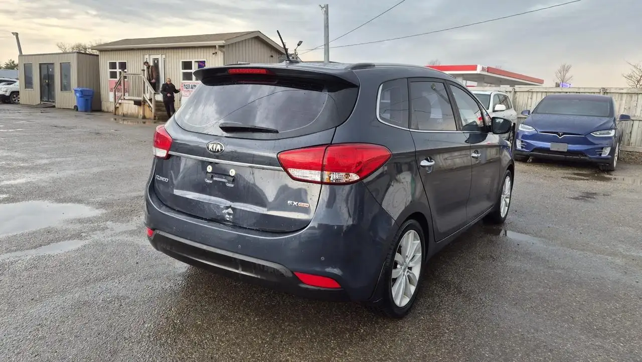 Kia Rondo снимка Kia Rondo