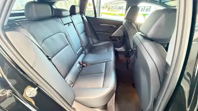 BMW 5 Series view 14