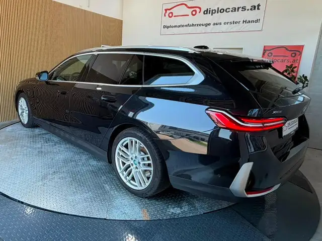 BMW 5 Series view 6