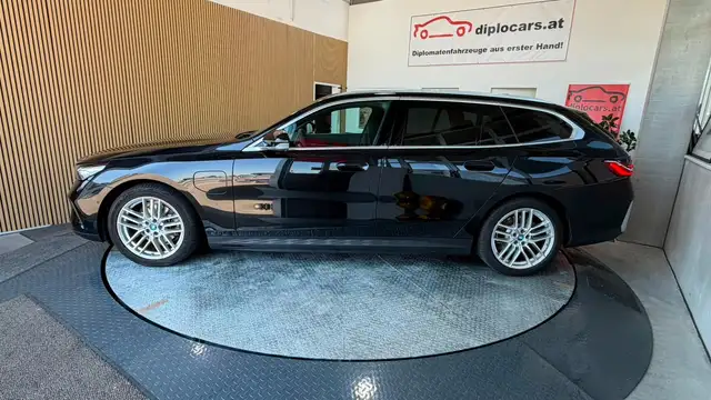 BMW 5 Series view 4