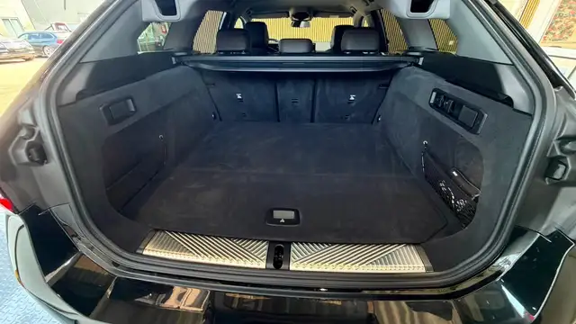 BMW 5 Series view 9