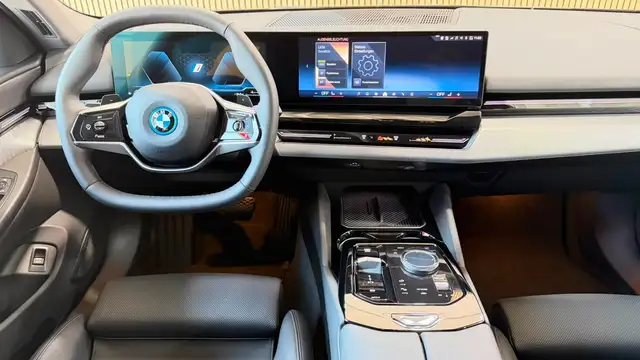 BMW 5 Series view 10