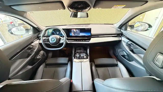 BMW 5 Series view 11