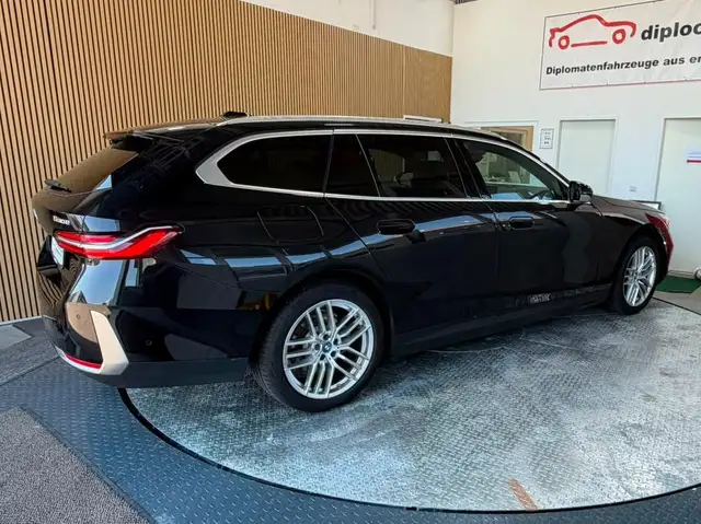 BMW 5 Series view 8