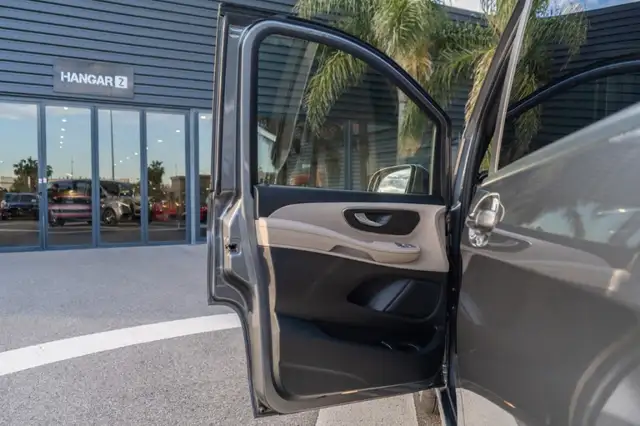 Mercedes-Benz V-Class view 8