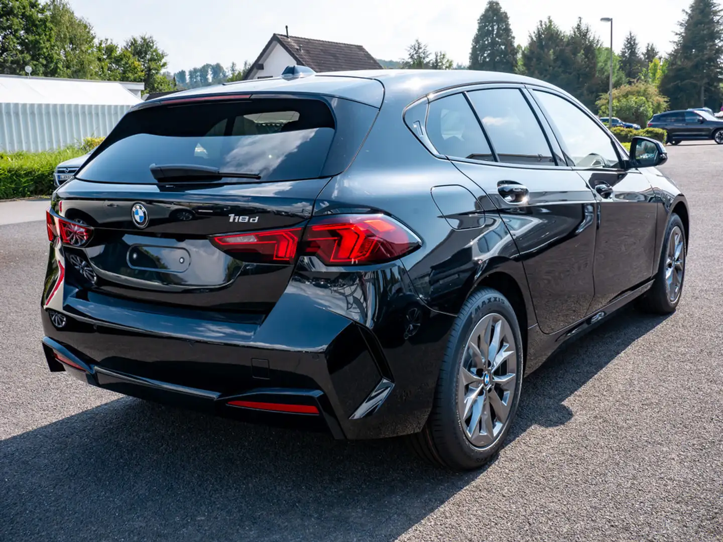 BMW 118 d AHK LED AKTIVSITZE SHZ PDC KEYLESS KLIMA Schwarz - 2