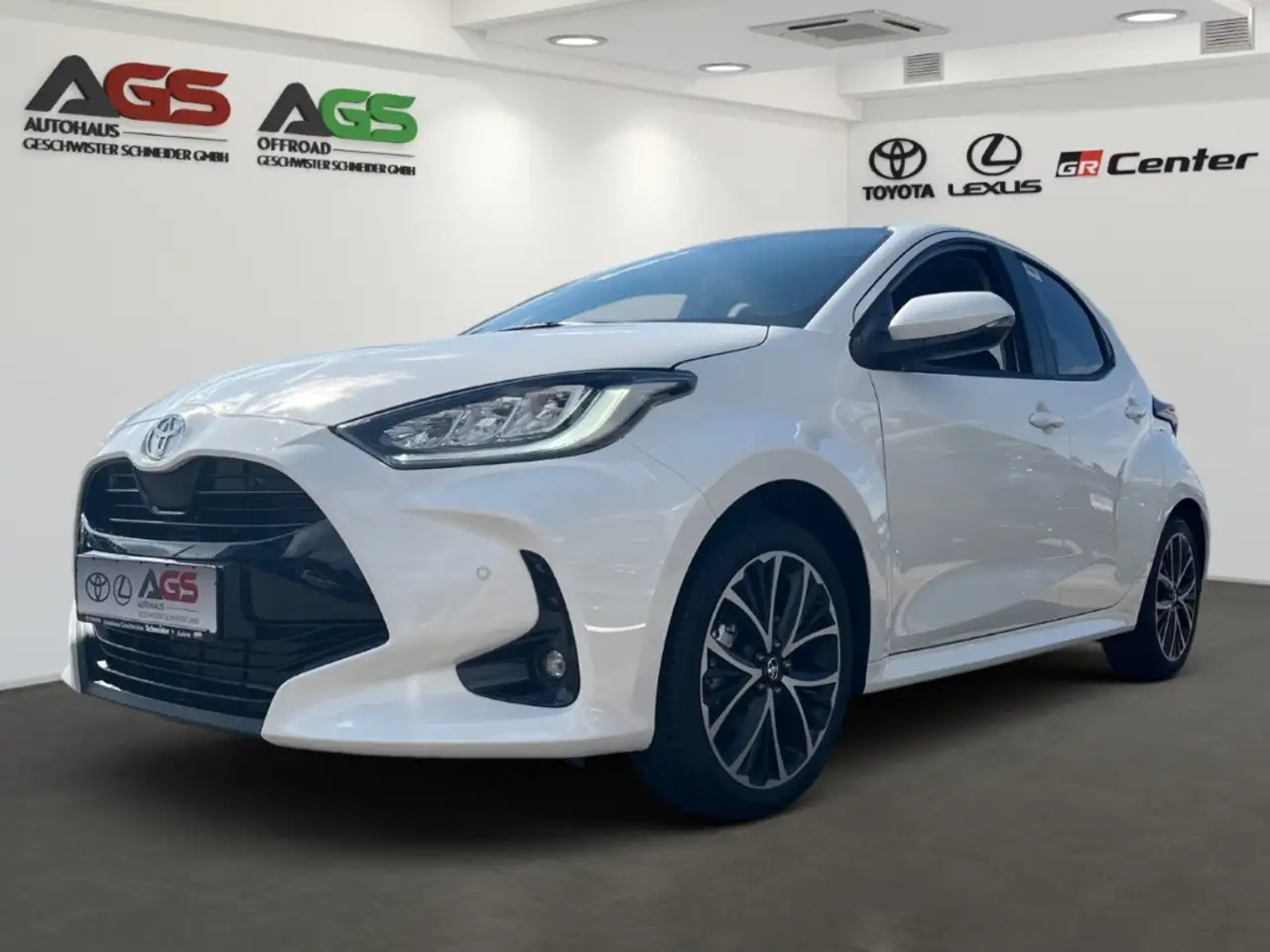 Toyota Yaris Hybrid 1,5L Teamplayer Technik-Paket — photo 1 of 23