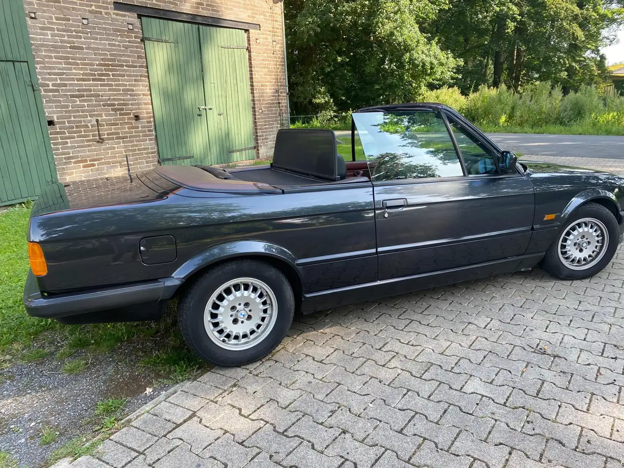 BMW 320i, foto 2