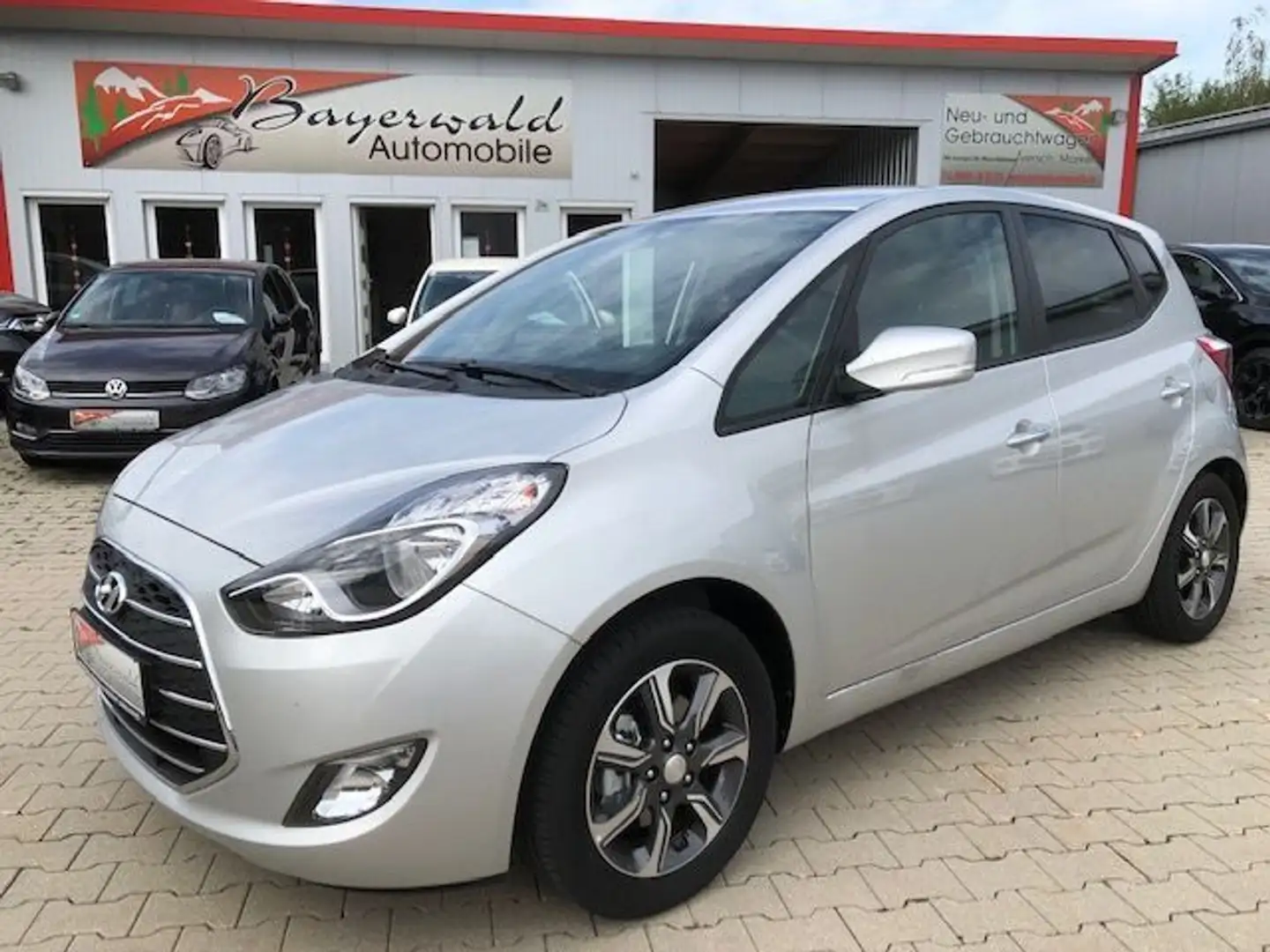 Hyundai iX20 1.6 Comfort Automatik Klimaaut. PDC TEL SHZ Silber - 1