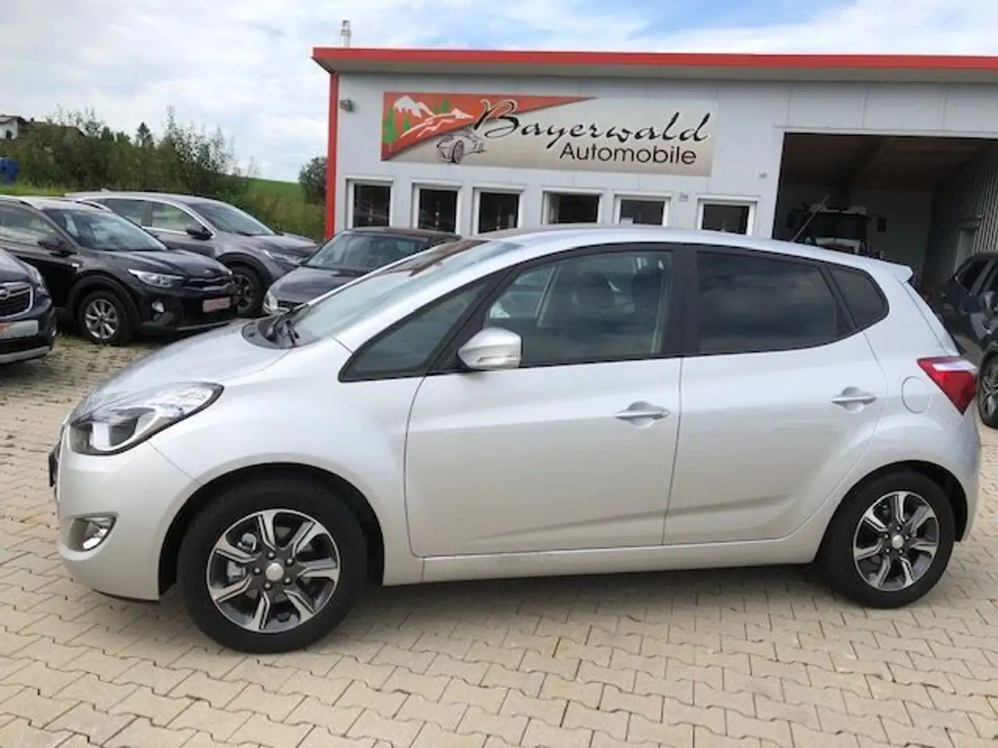 Hyundai iX20 1.6 Comfort Automatik Klimaaut. PDC TEL SHZ Silber - 2