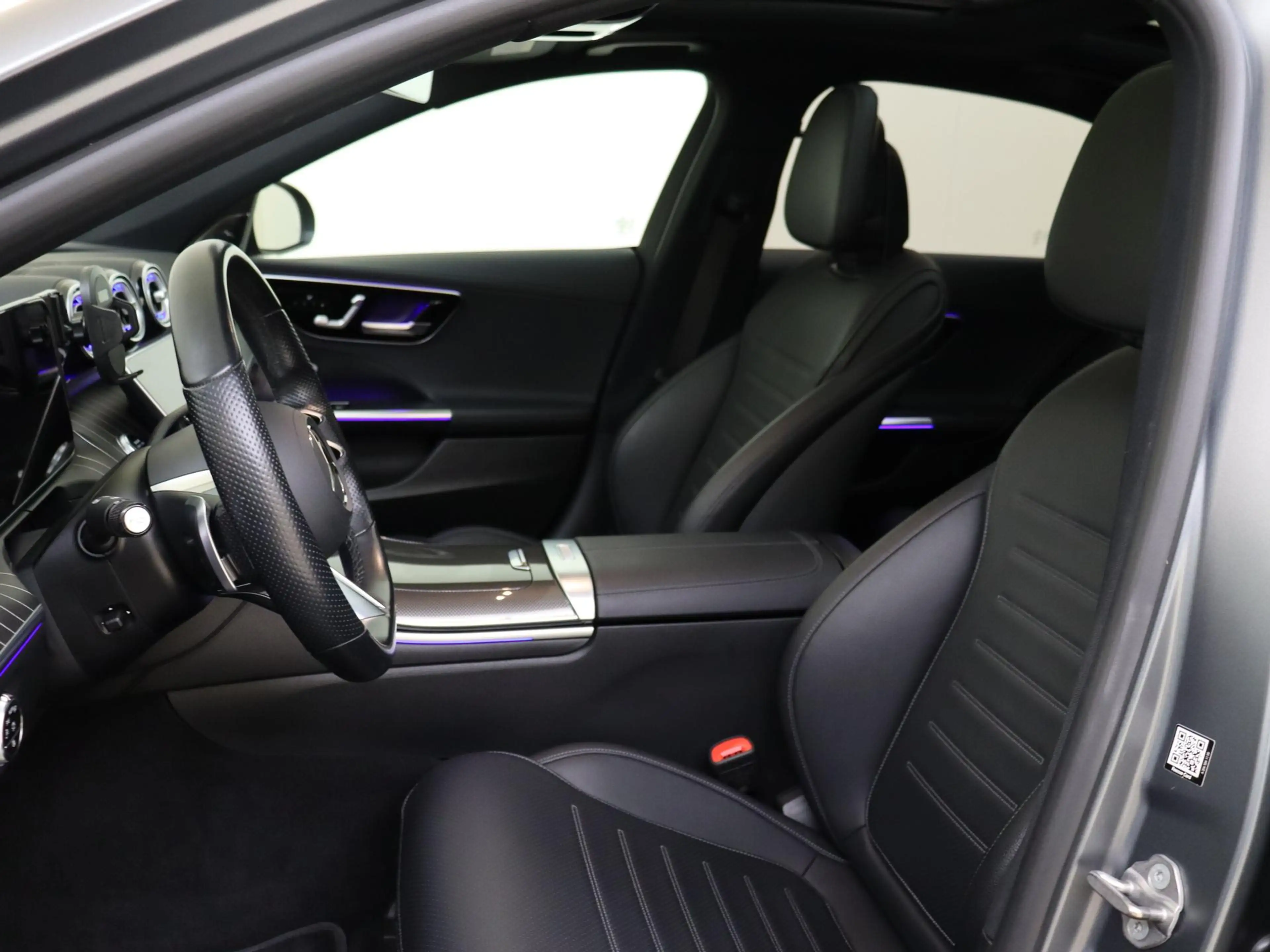 Mercedes-Benz C 180 AMG Line /Panoramadak /Memory /HUD /19 Inch /360 C — photo 3