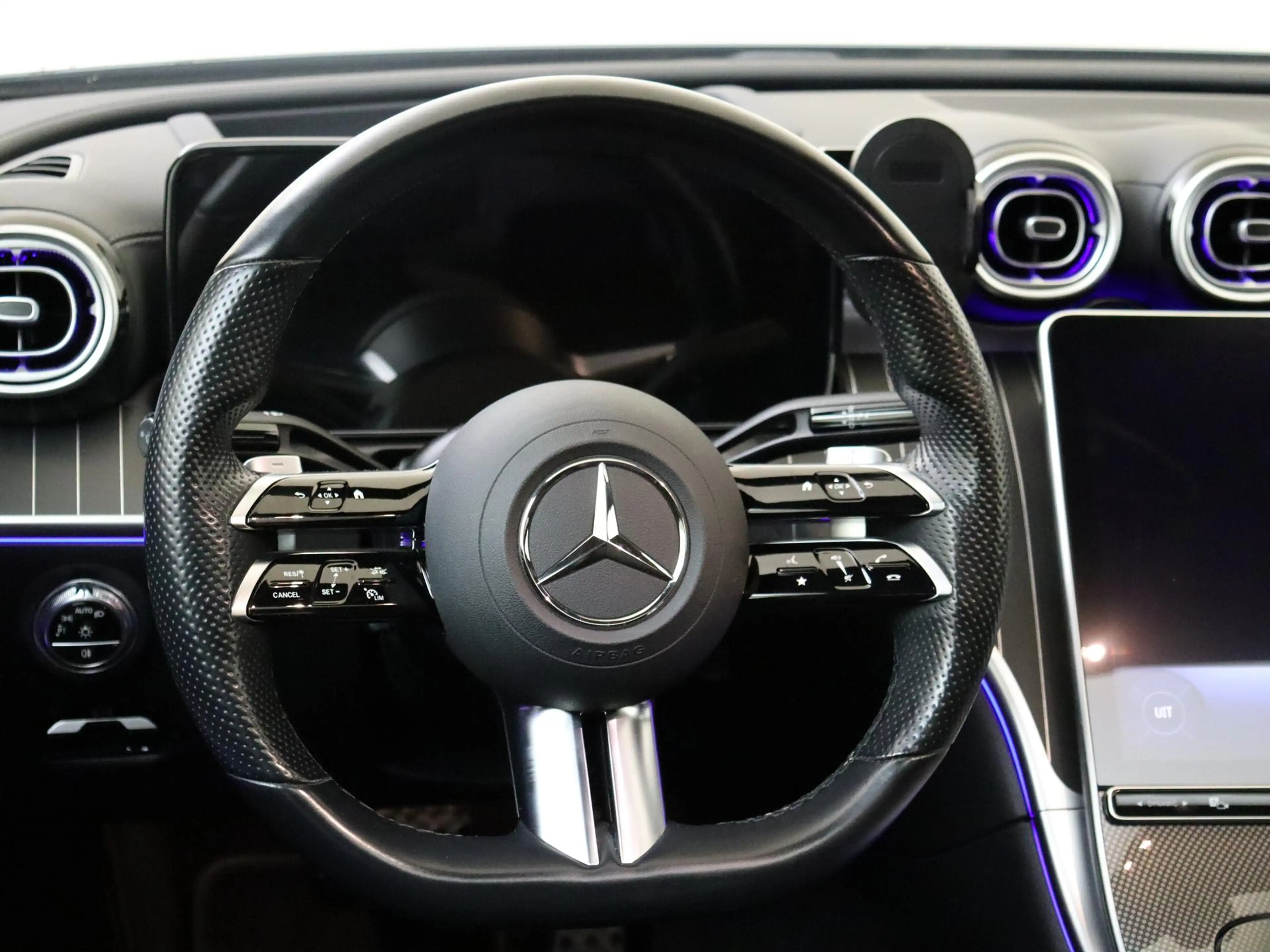 Mercedes-Benz C 180 AMG Line /Panoramadak /Memory /HUD /19 Inch /360 C — photo 11