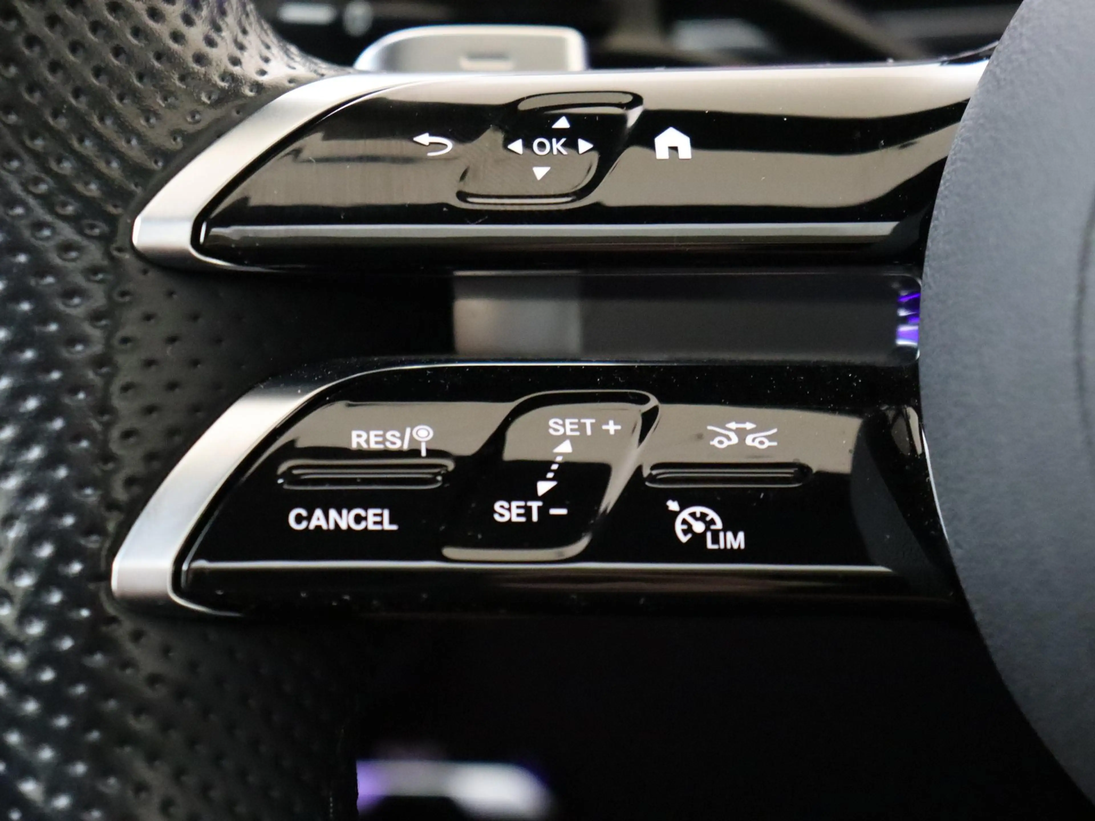 Mercedes-Benz C 180 AMG Line /Panoramadak /Memory /HUD /19 Inch /360 C — photo 13