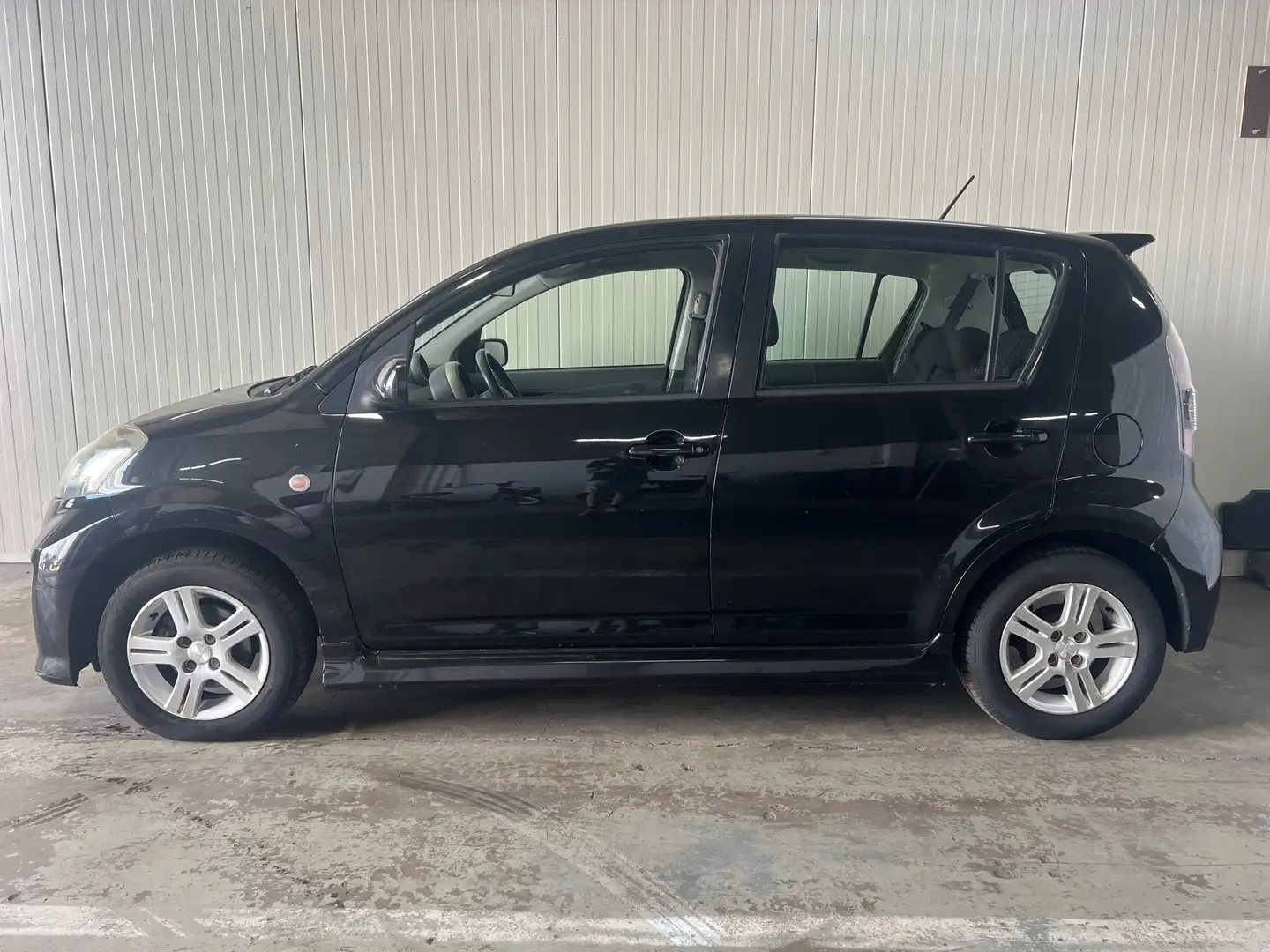 Daihatsu Sirion 2 1.3-16V Comfort Zwart - 2