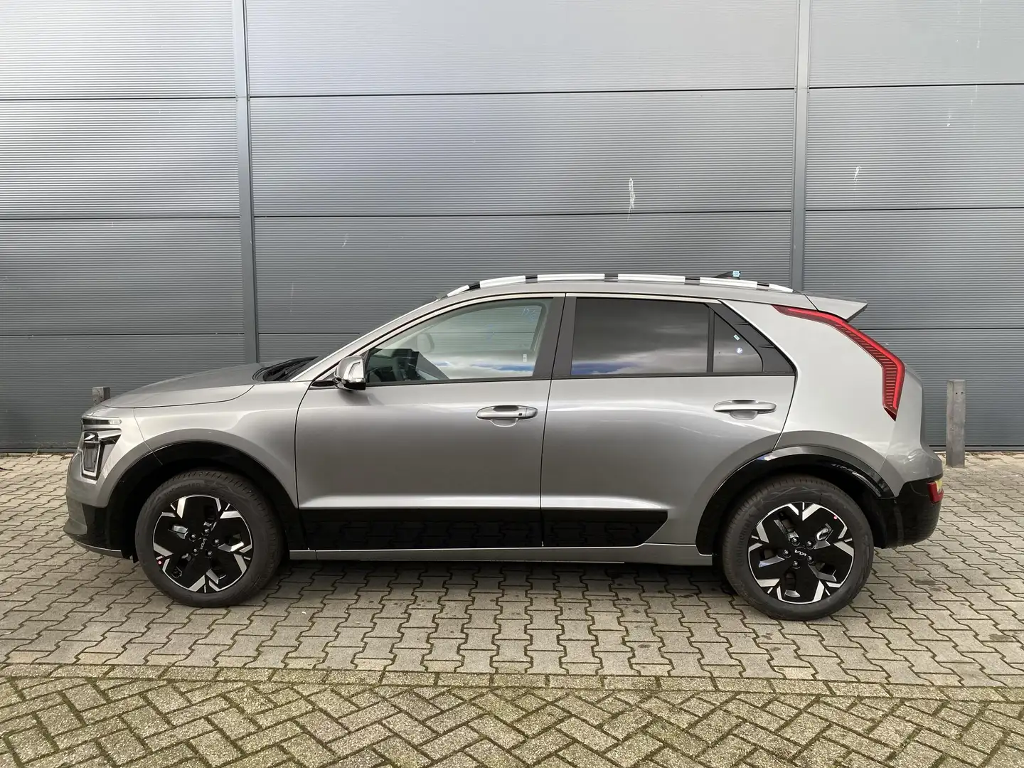 Kia e-Niro EV DynamicPlusLine 64.8 kWh Lease vanaf €639,01 p/ Grijs - 2