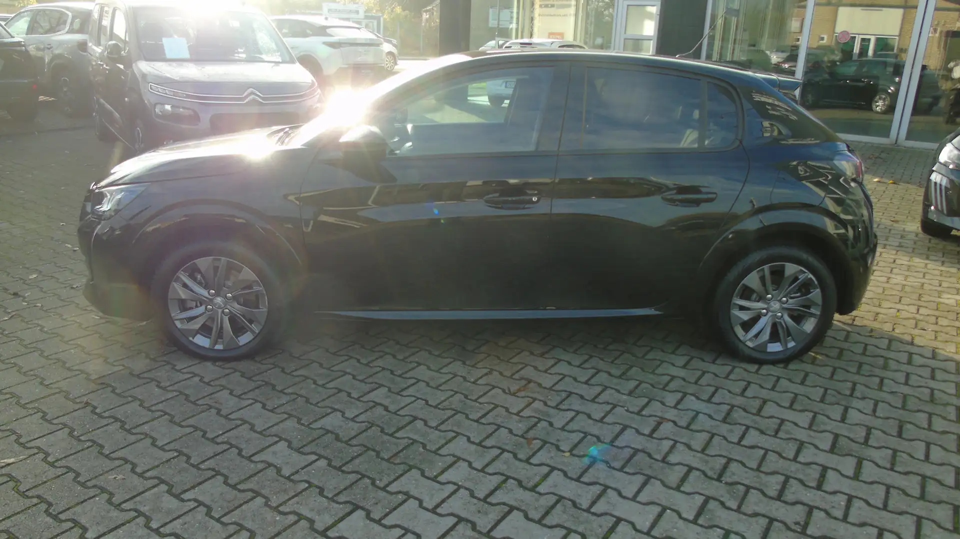 Peugeot 208 e- AllureNavigationssystemRückfahrkameraEco-LED S Noir - 2