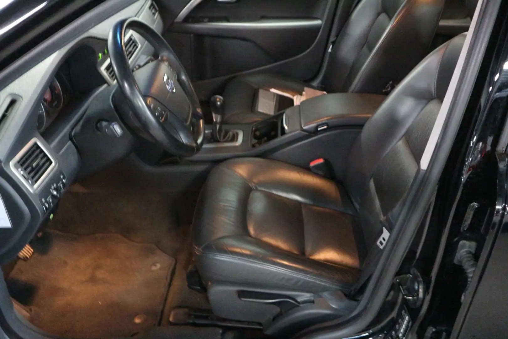Volvo V70 2.0 Limited Edition DEALER ONDERHOUDEN/ NAVI/ YOUN Zwart - 2